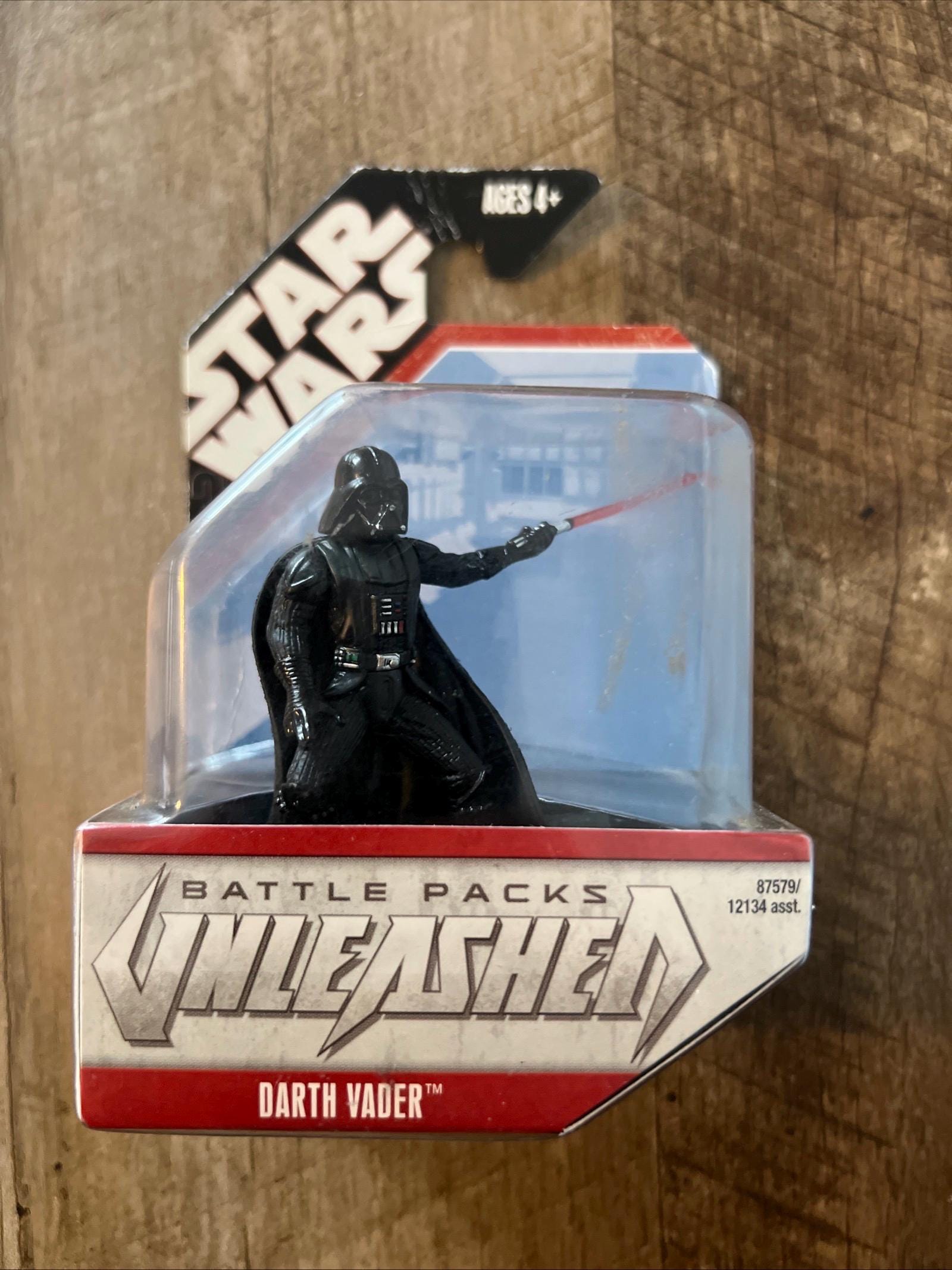 Hasbro - Star Wars UNLEASHED Battle Pack Darth Vader Action Figure - MOC
