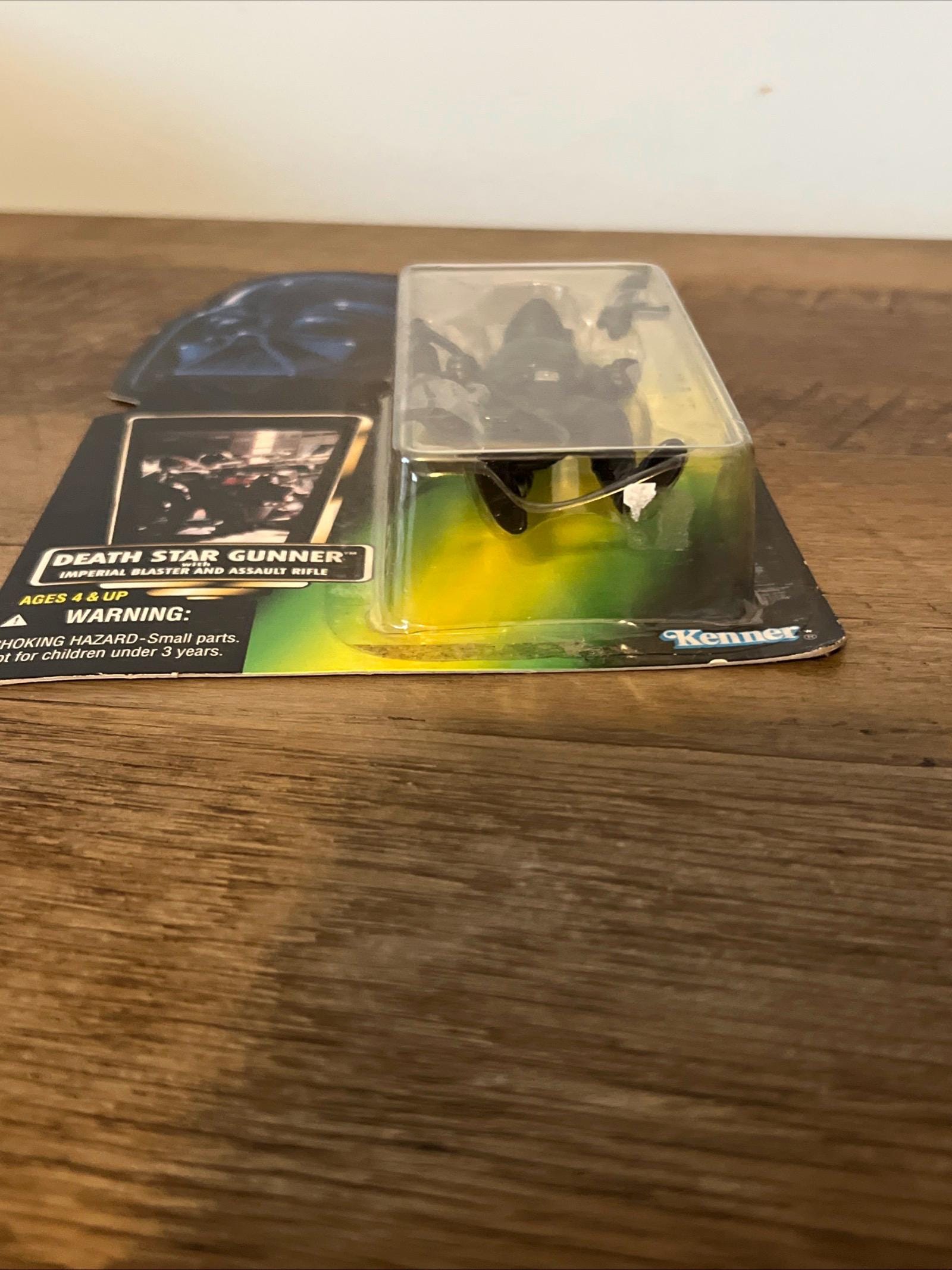 1996 Kenner Star Wars - Power Of The Force - DEATH STAR GUNNER Action Figure Complete on Card