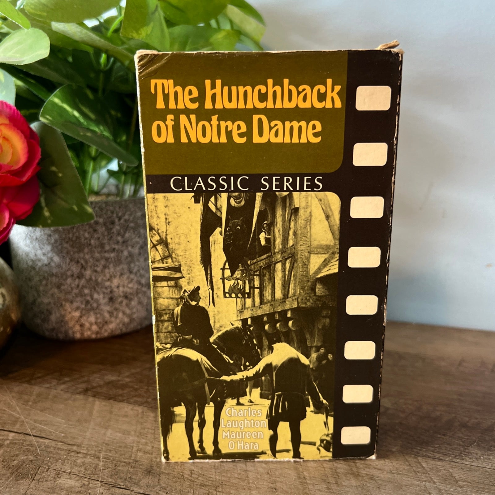 The Hunchback Of Notre Dame ( VHS 1939 ) Horror / Romance [NR]