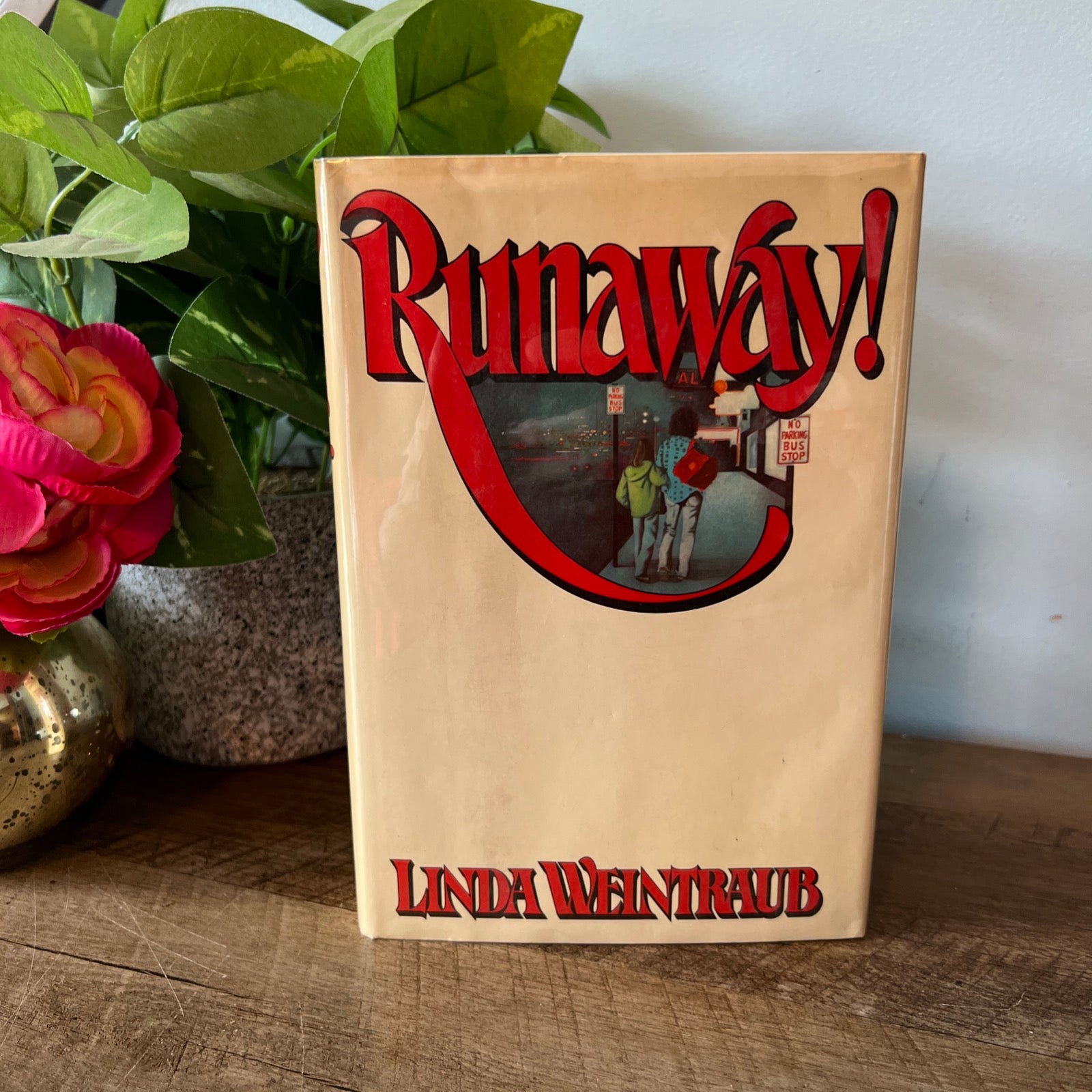 Runaway! by Linda Weintraub - 1978 First Edition Hard Cover