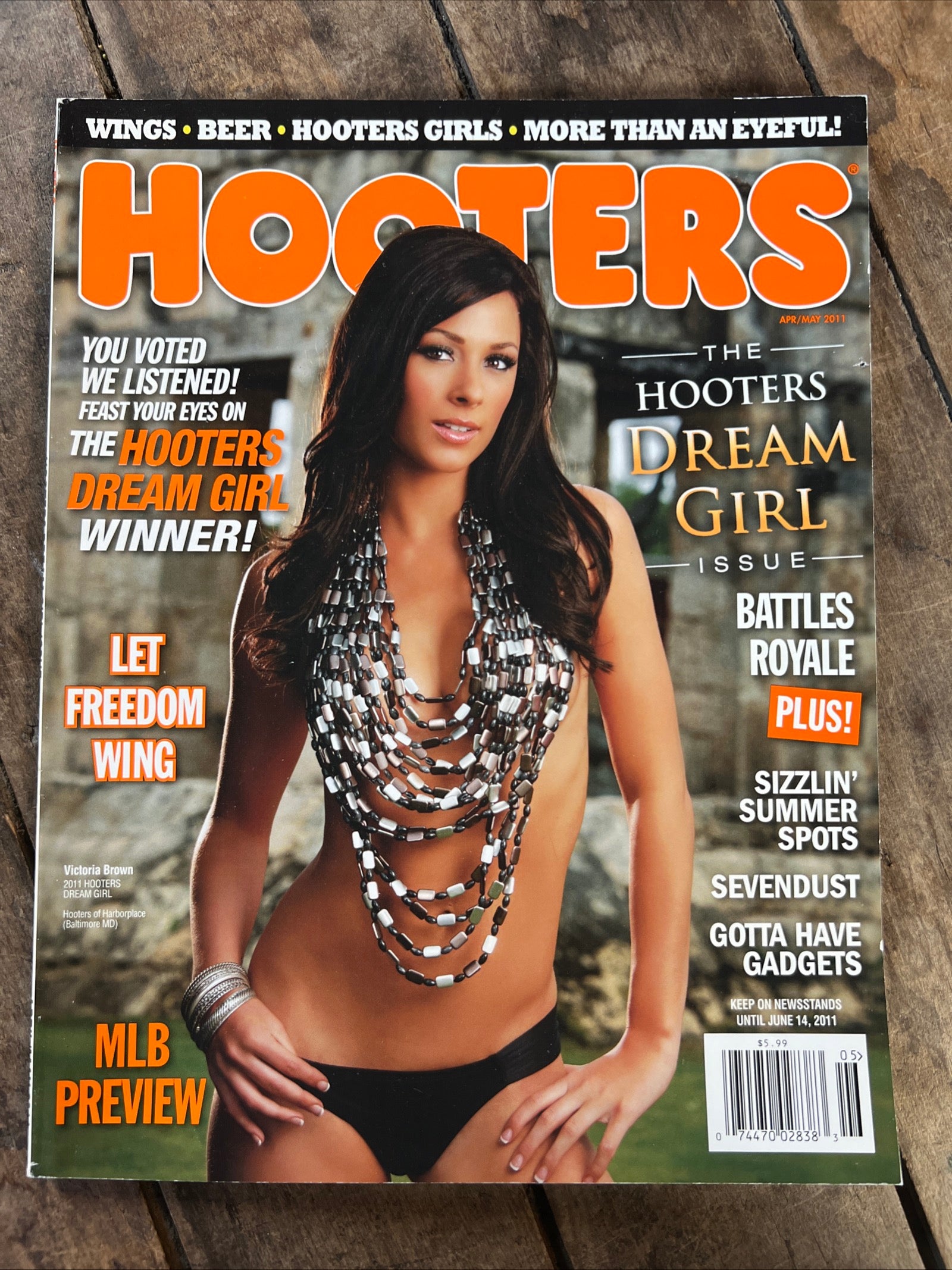 HOOTERS Magazine - April 2011 - The Hooters Dream Girl Issue