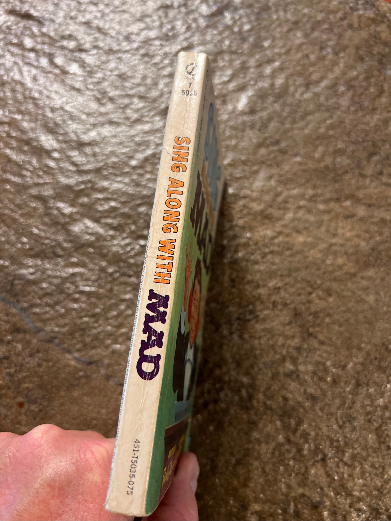MAD MAGAZINE - Sing Along With MAD Paperback Book #5035 ( 1970 Signet Books )