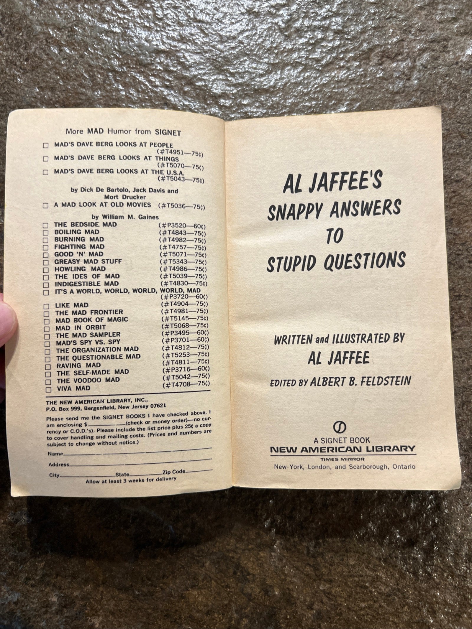 MAD MAGAZINE - MAD’s Snappy Answers to Stupid Questions (1968 Signet Book )