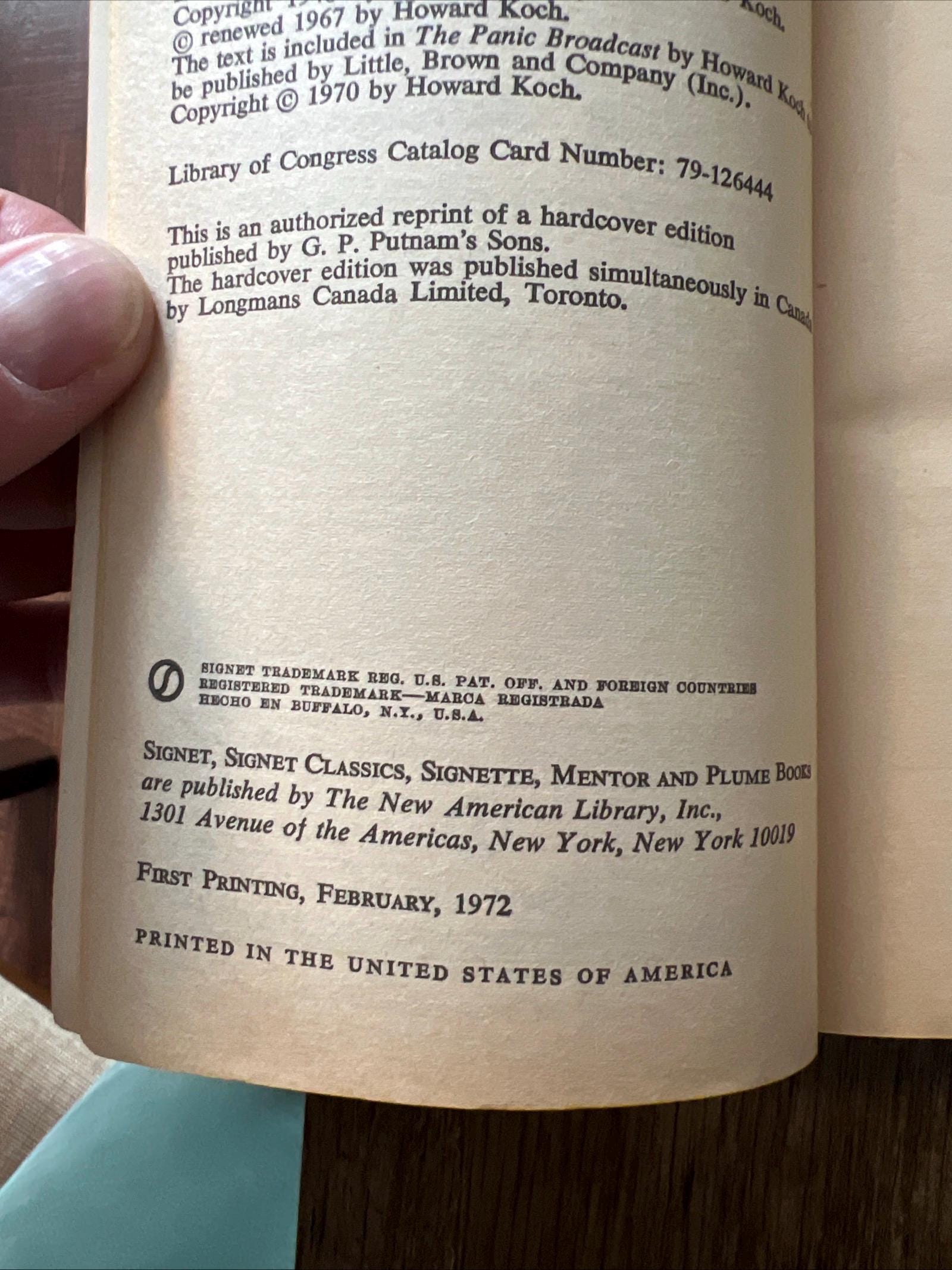 A Garden Of Sand by Earl Thompson ( 1972 Signet Books Paperback) Romance Novel